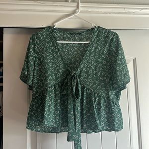 Super flattering green cropped floral print  blouse!
